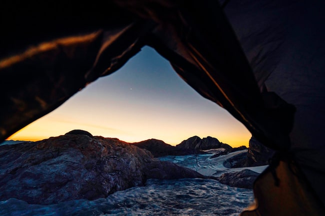 Sonnenaufgang am Berg beim Zelten