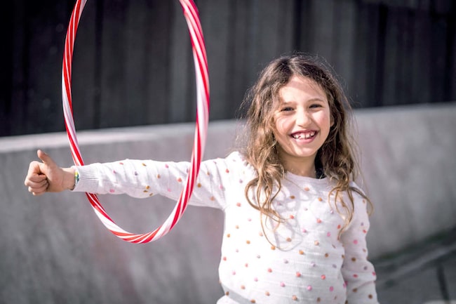 Mädchen beim Hula Hoop Training