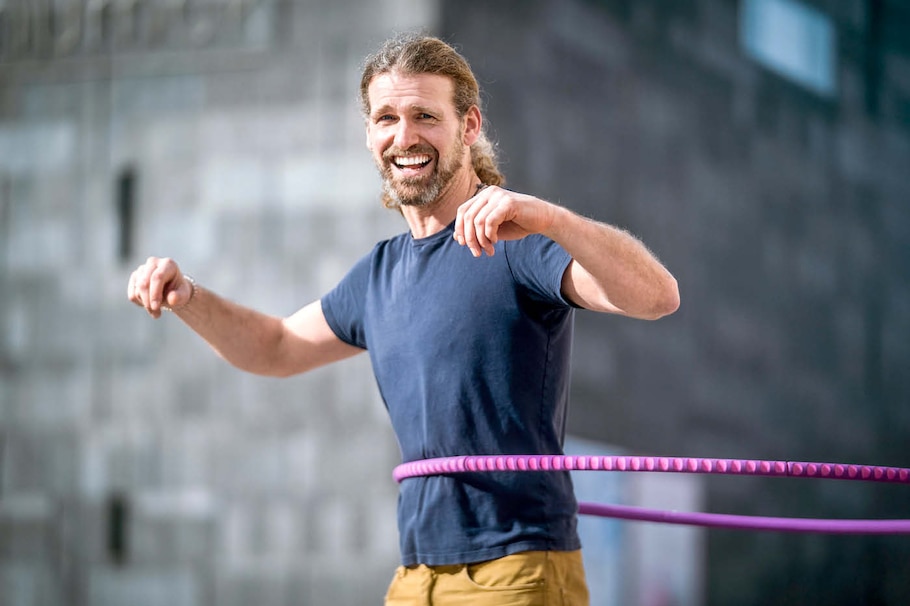 Mann beim Hula Hoop Training