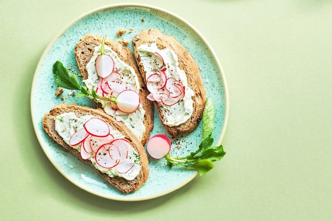 Walnussbrot mit Apfelschaltenresten