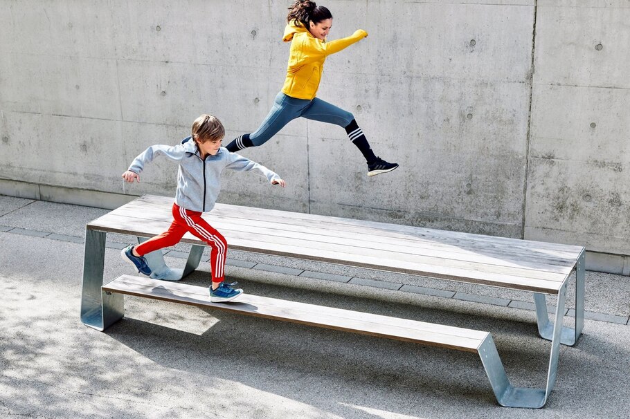 Parkourlaufen über eine Bank