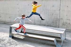 Parkourlaufen über eine Bank