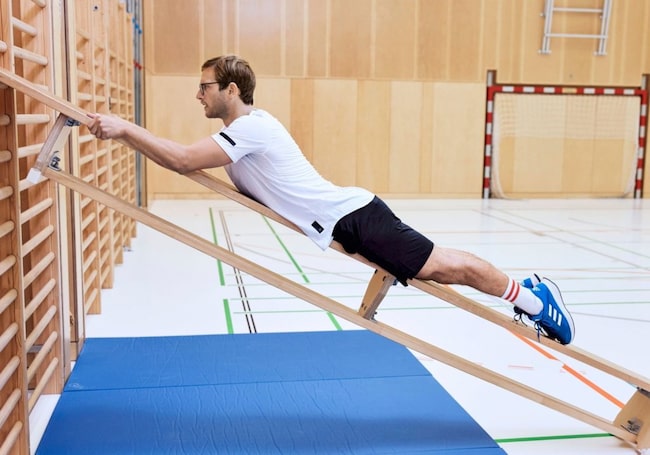 Turngerät: Sprossenwand mit Bank