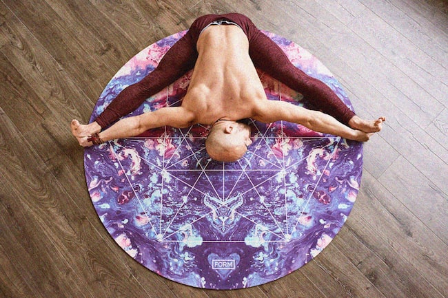 Mann auf runder Yoga-Matte.