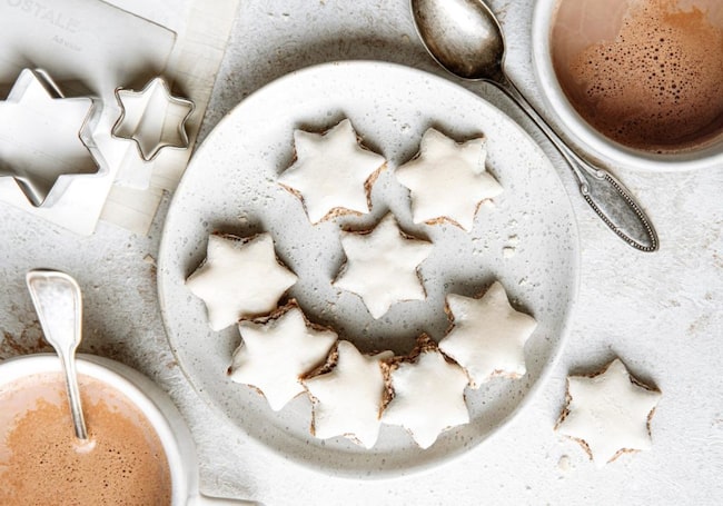 Backen mit Christina: Zimtsterne als Weihnachtsbäckerei auf Teller