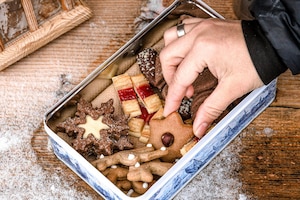 Hand greift nach Weihnachtskekses von Backen mit Christina