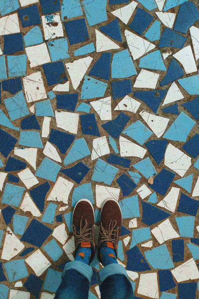 Mosaik mit Füßen.