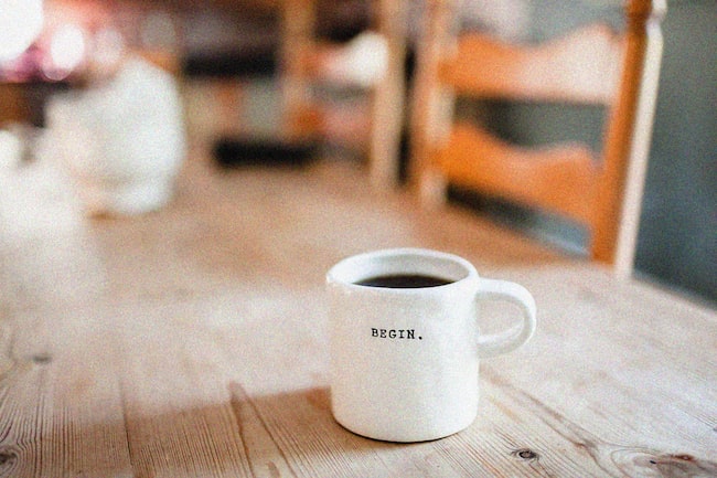 Tasse Kaffee mit Audruck „begin“