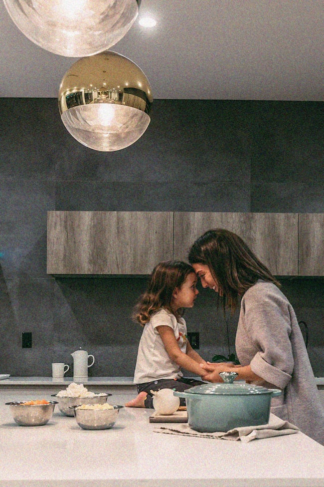 Mutter und Tochter in Küche