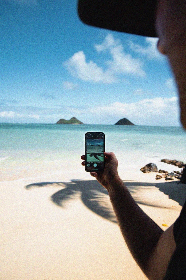 Strand und Handydisplay