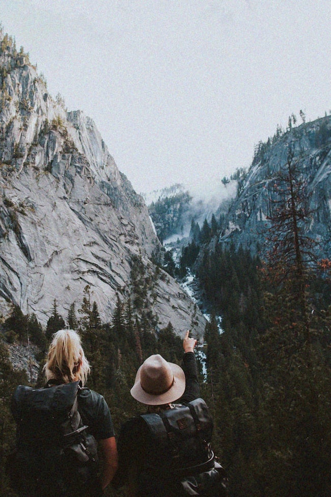 Mann und Frau beim Wandern mit Blick auf Berg