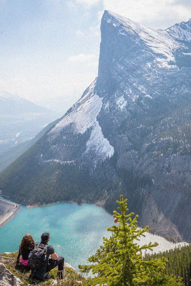 Mann und Frau beim Wandern mit Blick auf Berg