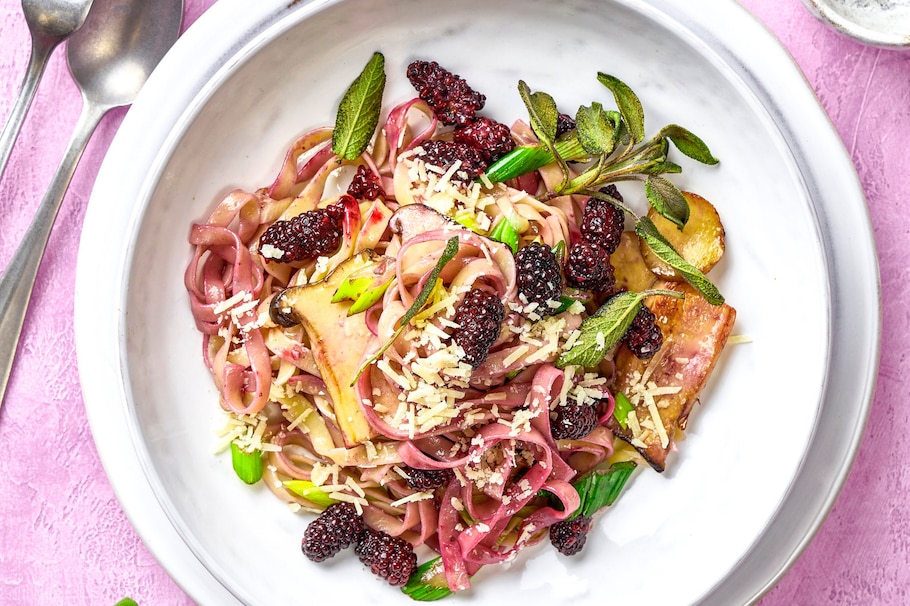 Tagliatelle mit Brombeeren und Parmesan