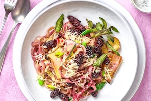 Tagliatelle mit Brombeeren und Parmesan