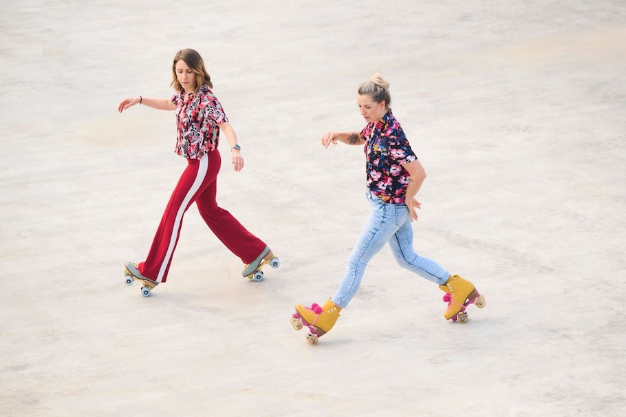 Eva und Riannon beim Rollschuhfahren