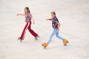 Eva und Riannon beim Rollschuhfahren