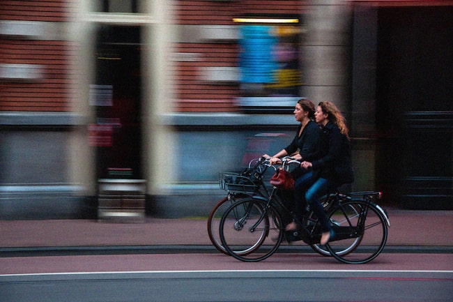 Zwei Frauen fahren Fahrrad auf Straßen