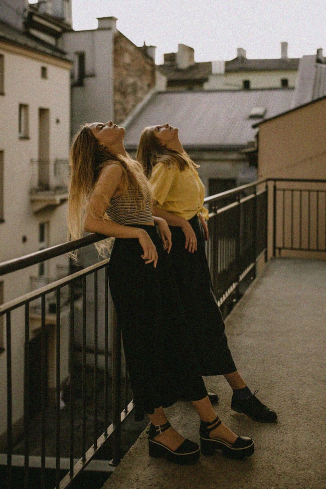 Zwei Frauen auf Balkon