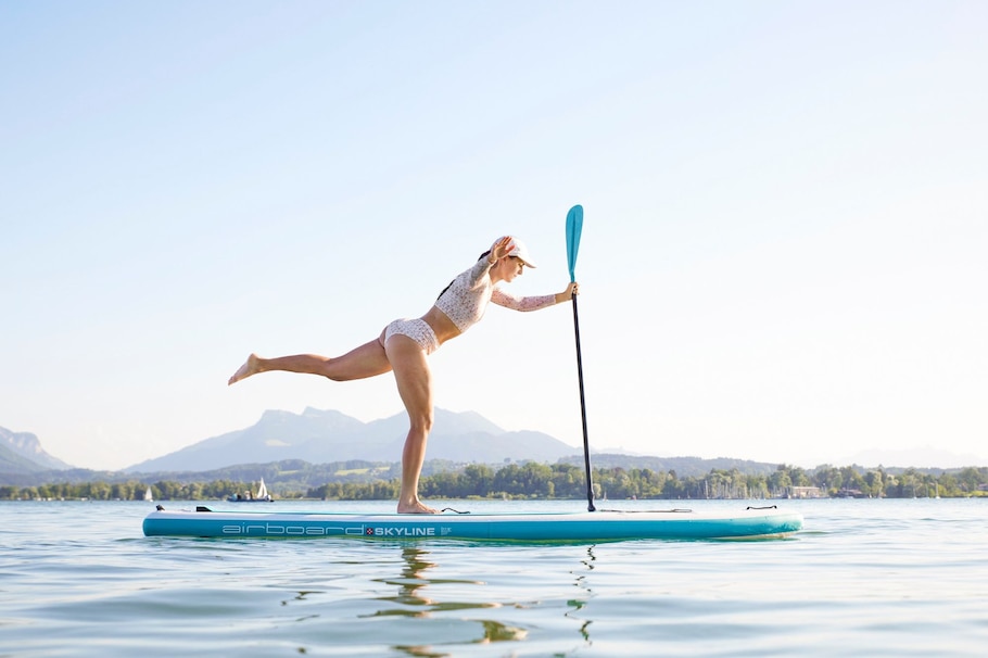 Frau beim SUP auf einem See