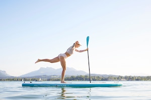 Frau beim SUP auf einem See