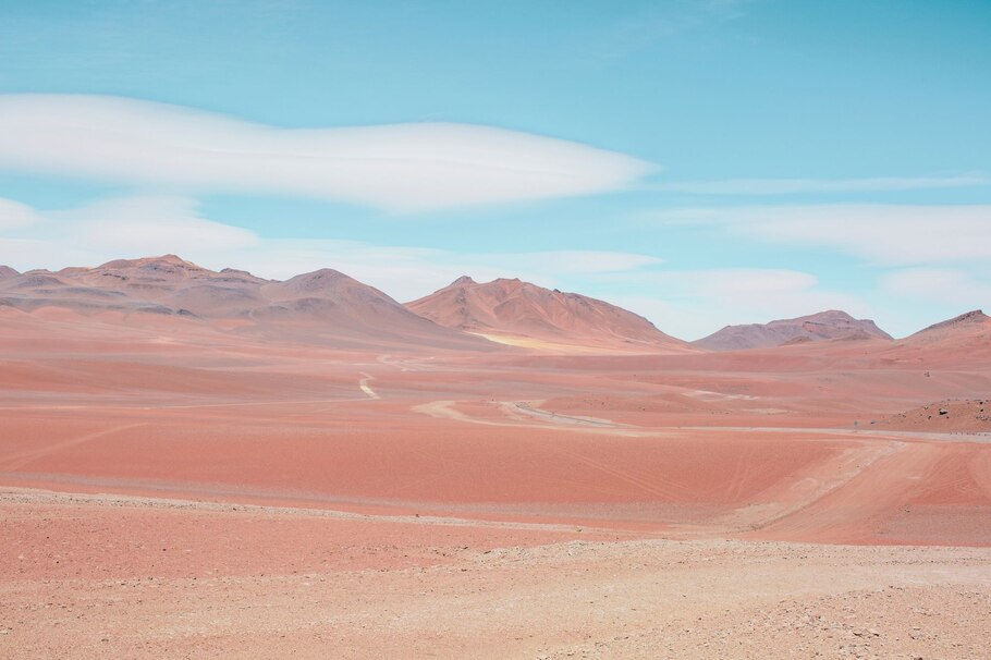 Stille Wüstenlandschaft mit blauen Himmel