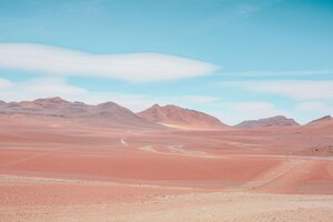 Stille Wüstenlandschaft mit blauen Himmel