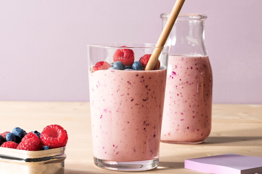 Frühstücks-Smoothie, Smoothie, Beeren, Himbeeren, Heidelbeeren, Glas, Trinkhalm