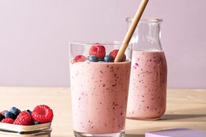 Frühstücks-Smoothie, Smoothie, Beeren, Himbeeren, Heidelbeeren, Glas, Trinkhalm