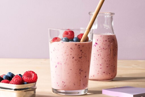 Frühstücks-Smoothie, Smoothie, Beeren, Himbeeren, Heidelbeeren, Glas, Trinkhalm