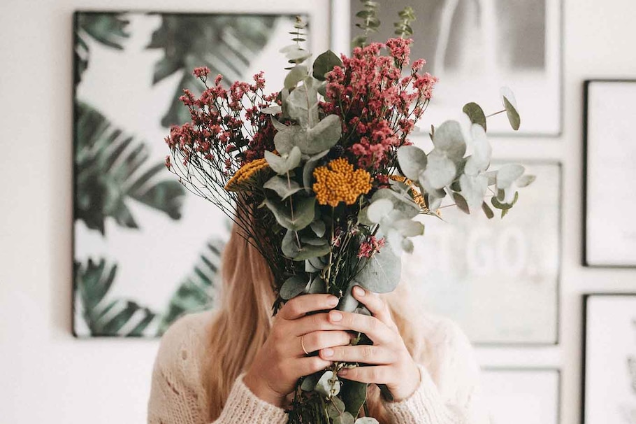 Frau mit getrocknetem Blumenstrauß