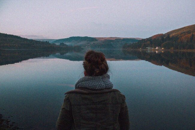 Frau mit Ausblick über See