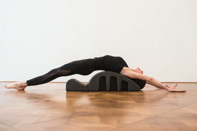Gudrun Kohla zeigt Pilates-Übungen