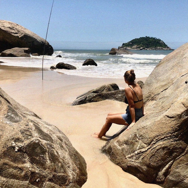 Waltraud Hable an einem Strand nahe Rio