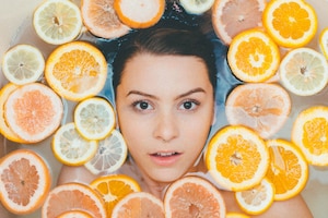 Frau nimmt Orangenvollbad