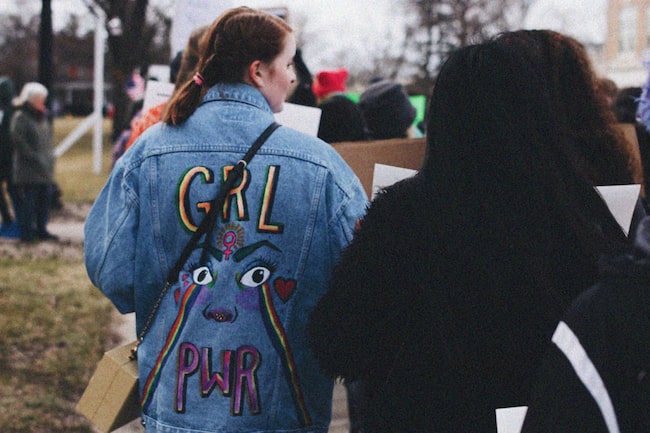 Jeansjacke mit Girlpower-Aufdruck