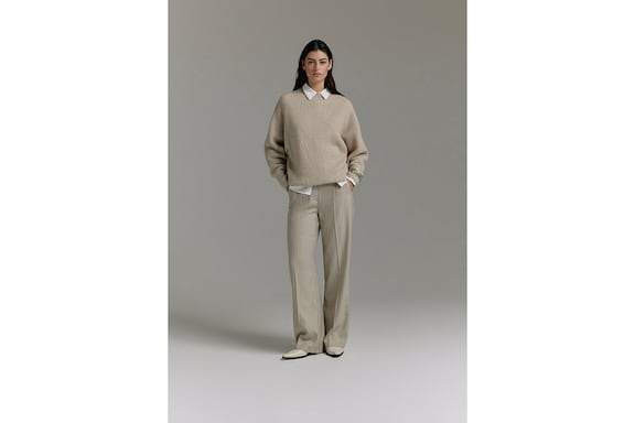 comma frau mit pulli und langer hose