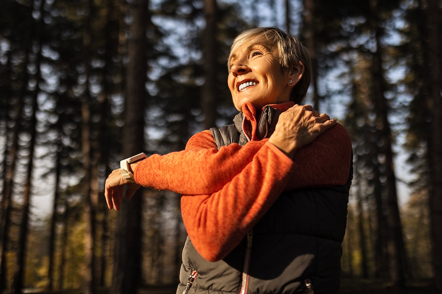frau im wald beim dehnen