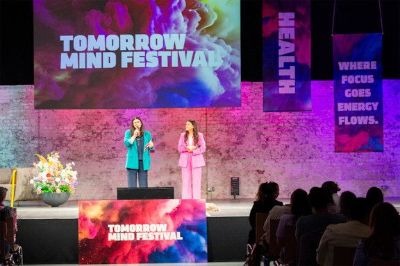 Tomorrow mind festival, zwei frauen auf der bühne geben einen vortrag