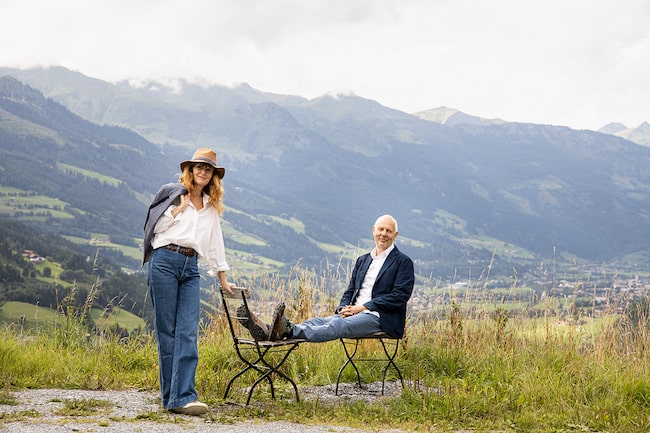 matthias horx und oona horx-strathern am land mit bergen im hintergrund