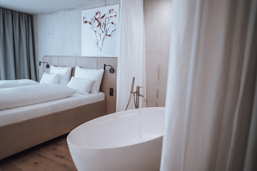 Landhaus Jausern, Zimmer, Hotel, Badewanne, Bett