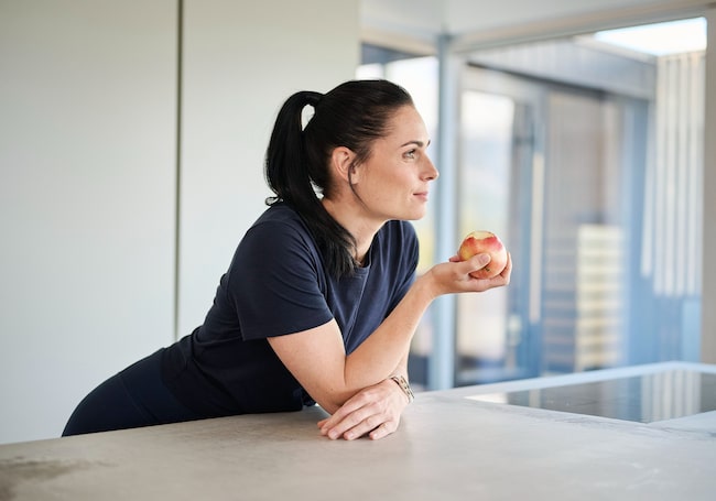 Anna Veith isst Apfel