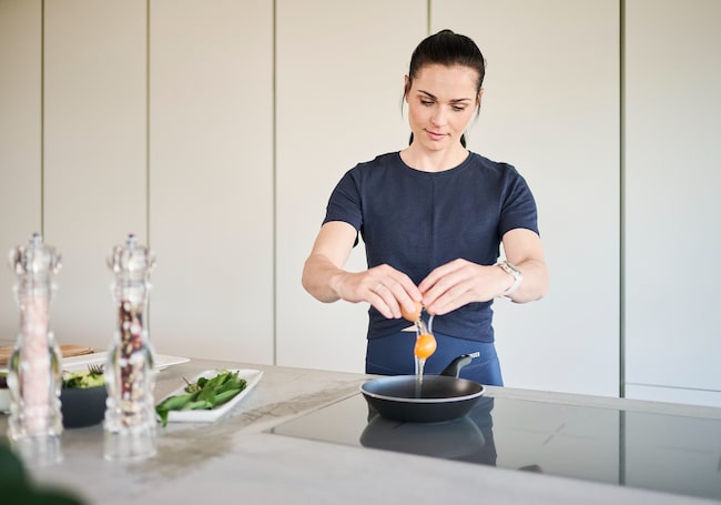 Anna Veith macht Spiegeleier