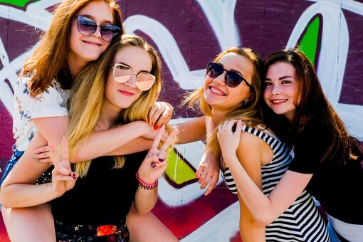 junge Frauen, Spaß, Sommer, Freude, gesellig, Geselligkeit, Zusammensein, Freundschaft, Zuneigung, Halo Effekt, carpe diem