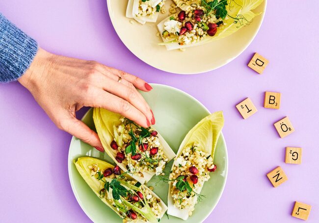 Chicoree, Salatblatt, Buglur, Granatapfelkerne, Scrabblesteine, Hand, Teller, Vorspeise, Snack, Partygericht, Rezept, carpe diem