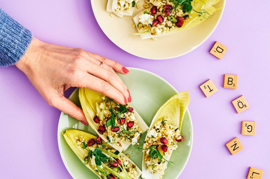 Chicoree, Salatblatt, Buglur, Granatapfelkerne, Scrabblesteine, Hand, Teller, Vorspeise, Snack, Partygericht, Rezept, carpe diem