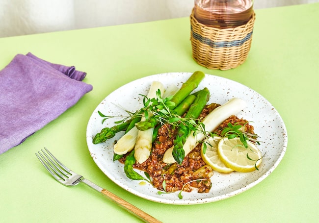 weißer Spargel, grüner Spargel, Quinoa, Ztronenscheiben, Kräuter, Glas, Serviette, Teller, Gabel