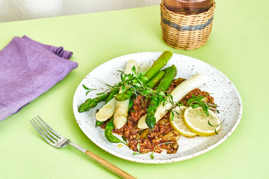 weißer Spargel, grüner Spargel, Quinoa, Ztronenscheiben, Kräuter, Glas, Serviette, Teller, Gabel