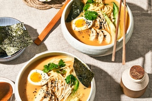 Ramen, japanisch essen, Nudeln, Ei, Norialgen, Koriander, Pak Choi, Suppe, Huhn, Hauptspeise