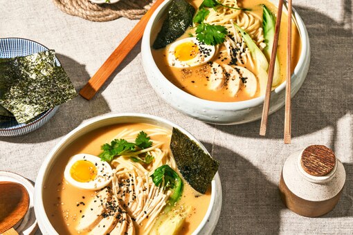 Ramen, japanisch essen, Nudeln, Ei, Norialgen, Koriander, Pak Choi, Suppe, Huhn, Hauptspeise