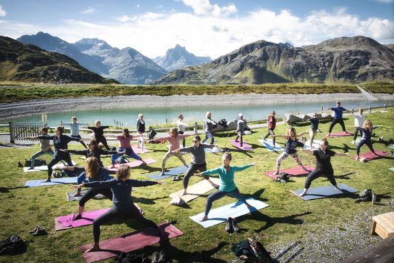 Yogafestival, St. Anton, Berge, Bergsee, Sommer, Krieger, Yogaposition, Yogaübung